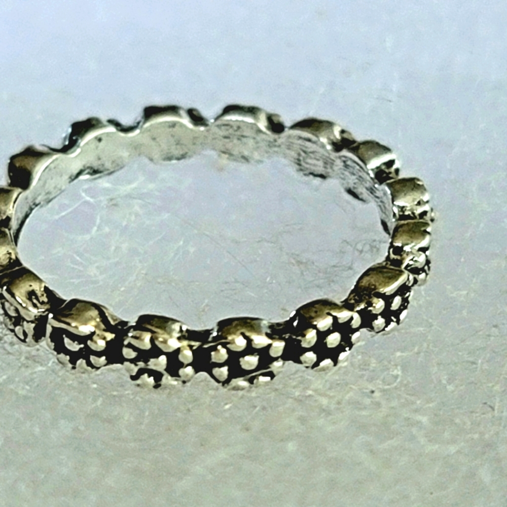 NEW DAISIES SIZE 5 SILVER ETERNITY BAND RING